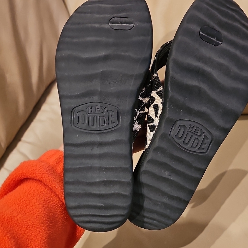 NEW Hey Dude Black and White Animal Print Flip Flops - Picture 5 of 6